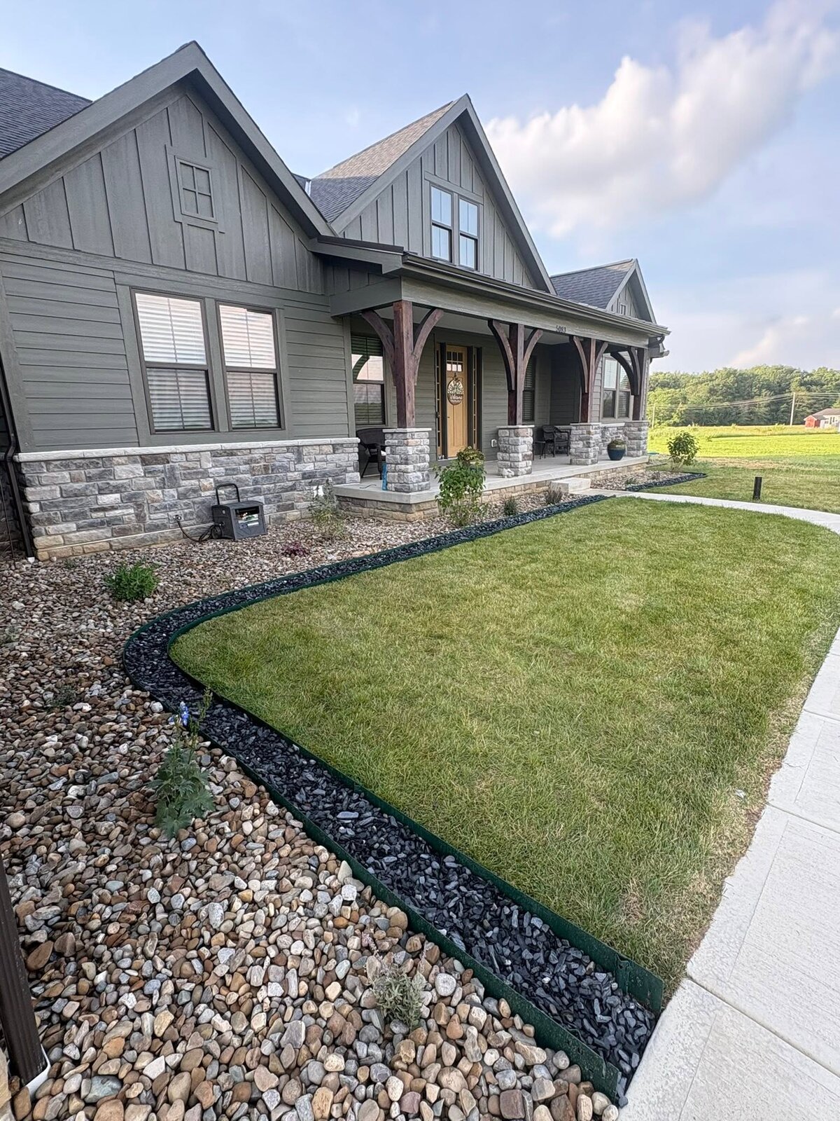 Curved bed edging & fresh mulch